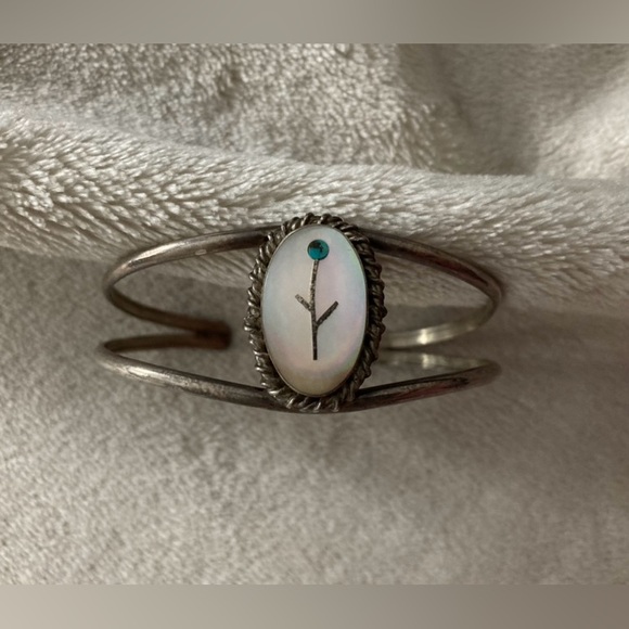Zuni Jewelry - STUNNING vintage Zuni silver, mother of pearl, turquoise flower inlay bracelet